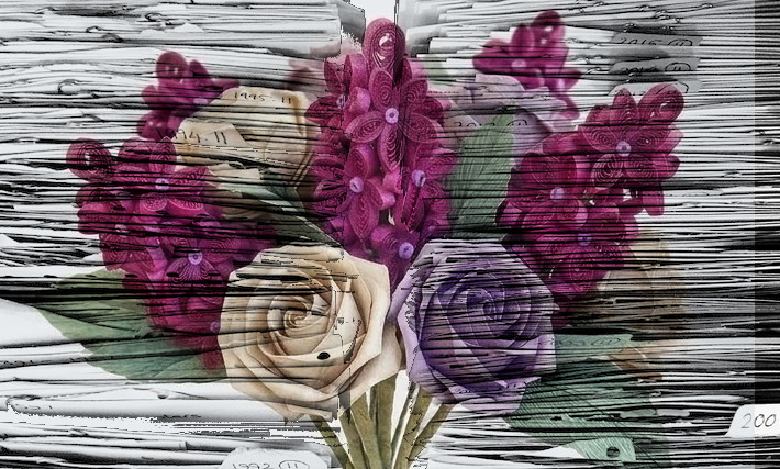 Papierblumen im Büro